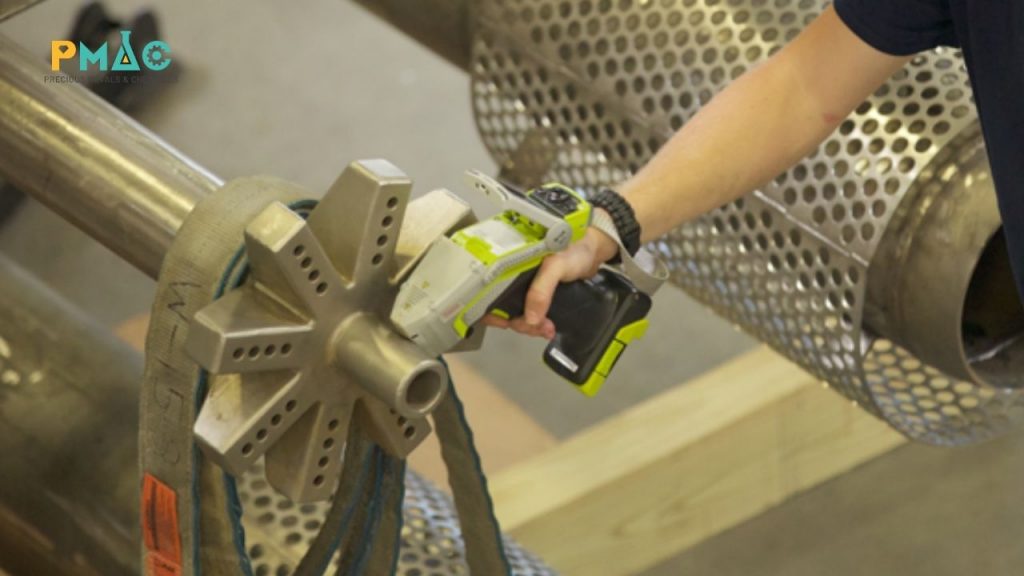 Niton™ XL5 Plus featuring a slim and flexible measurement head